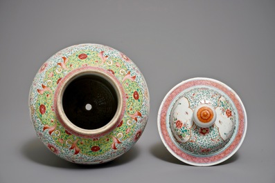 Een Chinese famille rose dekselvaas, Qianlong merk, 19e eeuw