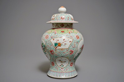 Een Chinese famille rose dekselvaas, Qianlong merk, 19e eeuw