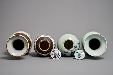 Vier Chinese blauwwitte vazen op celadon en craquel&eacute; fond, 19e eeuw