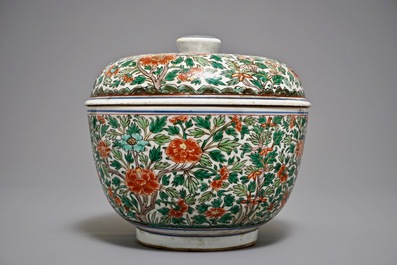 Een grote ronde Chinese wucai dekseldoos met floraal decor, Kangxi