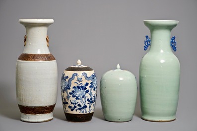 Vier Chinese blauwwitte vazen op celadon en craquel&eacute; fond, 19e eeuw
