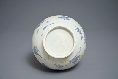 Un vase de forme bouteille globulaire du Hatcher cargo en porcelaine de Chine bleu et blanc, &eacute;poque Transition