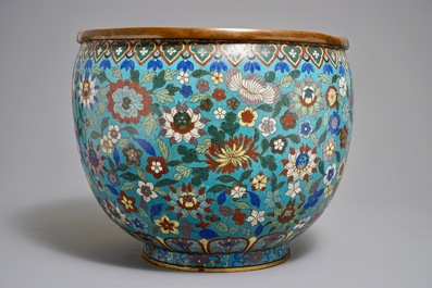 Une grande jardini&egrave;re &agrave; d&eacute;cor de lotus et pivoines en cloisonn&eacute;, Chine, 19&egrave;me