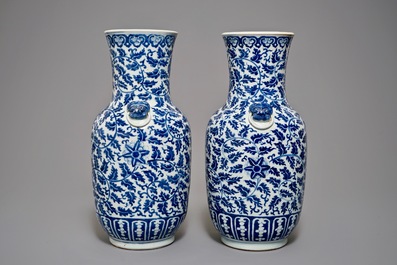 Une paire de vases en porcelaine de Chine bleu et blanc, 19&egrave;me