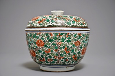Een grote ronde Chinese wucai dekseldoos met floraal decor, Kangxi