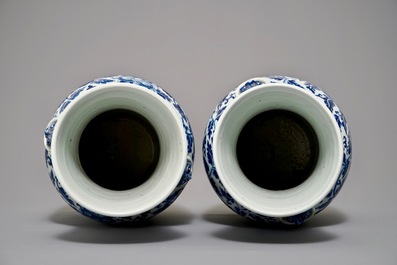 Une paire de vases en porcelaine de Chine bleu et blanc, 19&egrave;me