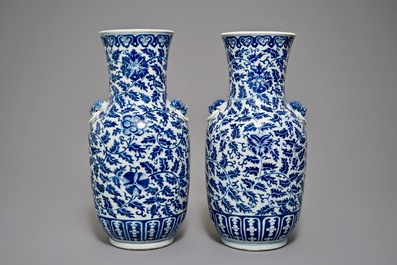 Une paire de vases en porcelaine de Chine bleu et blanc, 19&egrave;me