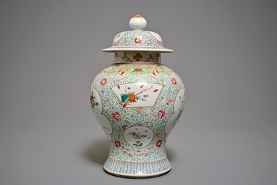 Een Chinese famille rose dekselvaas, Qianlong merk, 19e eeuw