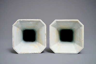 Une paire de vases en porcelaine de Chine famille rose &agrave; d&eacute;cor floral, Yongzheng