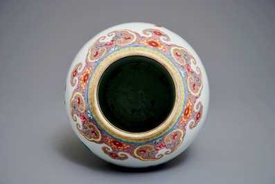 Een Chinese famille rose vaas met floraal decor, Qianlong merk, 18/19e eeuw