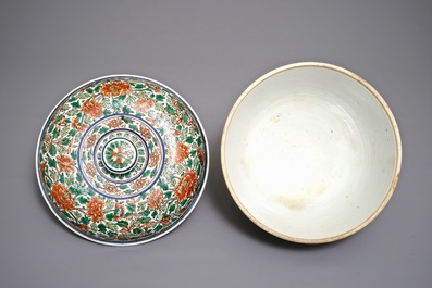 Een grote ronde Chinese wucai dekseldoos met floraal decor, Kangxi