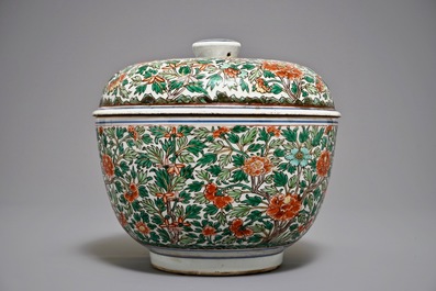 Een grote ronde Chinese wucai dekseldoos met floraal decor, Kangxi