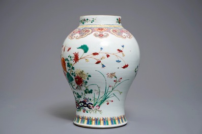 Een Chinese famille rose vaas met floraal decor, Qianlong merk, 18/19e eeuw