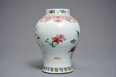Een Chinese famille rose vaas met floraal decor, Qianlong merk, 18/19e eeuw