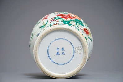 Een Chinese famille rose vaas met floraal decor, Qianlong merk, 18/19e eeuw