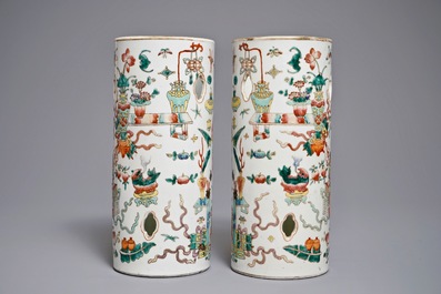 A pair of Chinese reticulated famille rosei hat stands with antiquities design, 19th C.