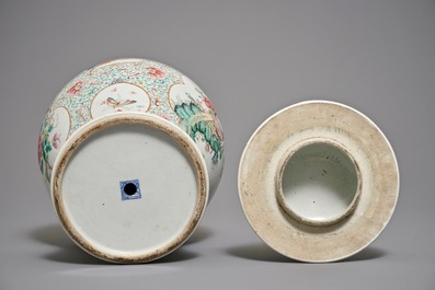 Een Chinese famille rose dekselvaas, Qianlong merk, 19e eeuw