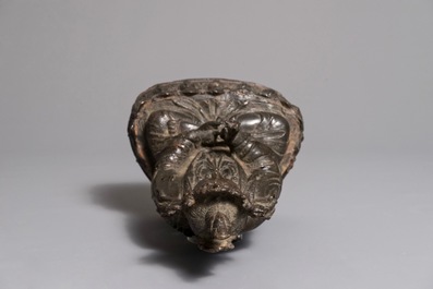 Un mod&egrave;le de Guanyin assis sur un tr&ocirc;ne de lotus en bronze, Chine, Ming