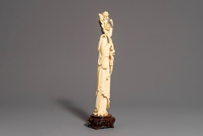 A Chinese carved ivory figure of a lady on wooden base, 2nd half 19th C.