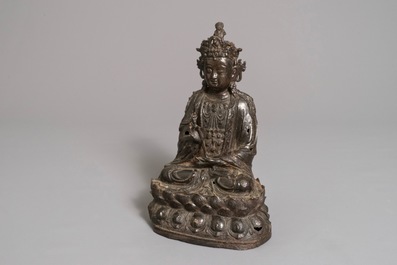 Un mod&egrave;le de Guanyin assis sur un tr&ocirc;ne de lotus en bronze, Chine, Ming