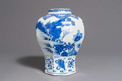 Un vase de forme balustre en porcelaine de Chine bleu et blanc, &eacute;poque Transition