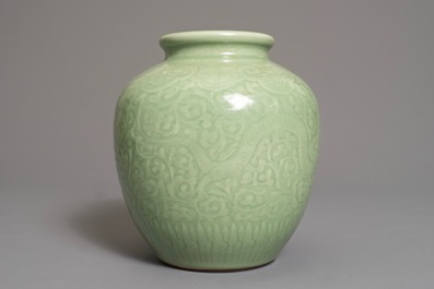 Un vase en porcelaine de Chine c&eacute;ladon &agrave; d&eacute;cor d'un dragon, 19/20&egrave;me