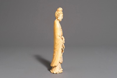 Een Chinese ivoren figuur van Guanyin, 17/18e eeuw