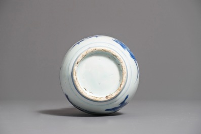 Een Chinese blauwwitte kalebasvaas met floraal decor, Transitie periode