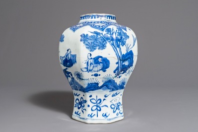 Un vase de forme balustre en porcelaine de Chine bleu et blanc, &eacute;poque Transition
