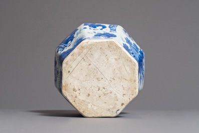 Un vase de forme balustre en porcelaine de Chine bleu et blanc, &eacute;poque Transition