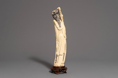 A Chinese carved ivory figure of a lady on wooden base, 2nd half 19th C.