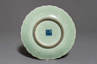 Een Chinees celadon lotusbord, Qianlong merk en periode