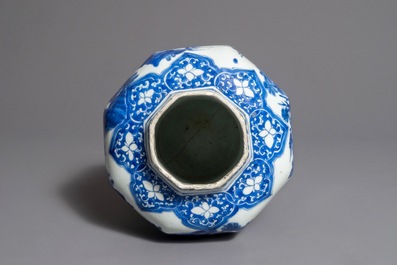 Un vase de forme balustre en porcelaine de Chine bleu et blanc, &eacute;poque Transition