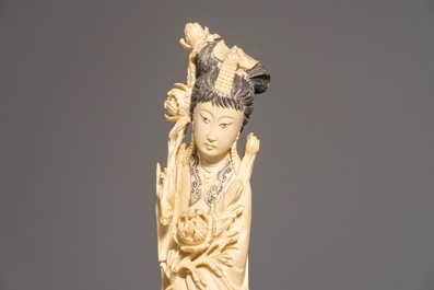 A Chinese carved ivory figure of a lady on wooden base, 2nd half 19th C.