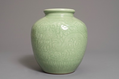 Un vase en porcelaine de Chine c&eacute;ladon &agrave; d&eacute;cor d'un dragon, 19/20&egrave;me