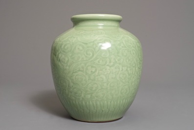 Un vase en porcelaine de Chine c&eacute;ladon &agrave; d&eacute;cor d'un dragon, 19/20&egrave;me