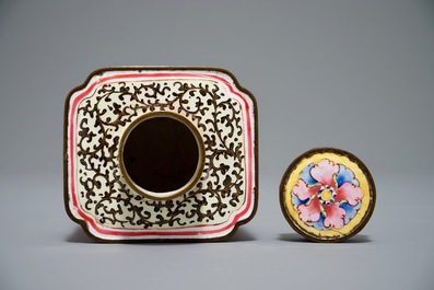 Une bo&icirc;te &agrave; th&eacute; et son couvercle en &eacute;maux de Canton, Qing