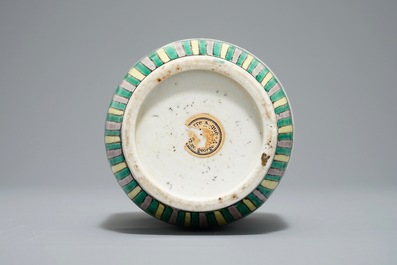 Een Chinees verte biscuit rouleau vaasje, Kangxi of later