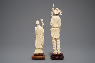 Deux figures d'hommes en ivoire sculpt&eacute; sor socles en bois, Chine, 19/20&egrave;me