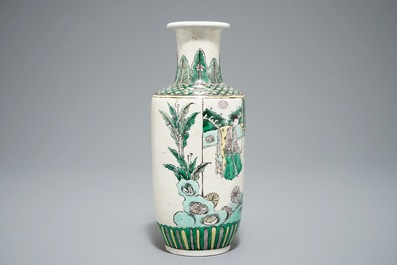 Een Chinees verte biscuit rouleau vaasje, Kangxi of later