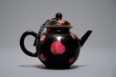 Een kleine Chinese famille rose theepot met zwarte fondkleur, Yongzheng/Qianlong