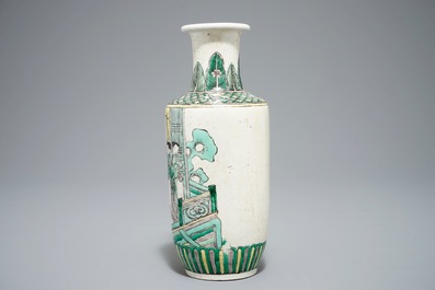 Een Chinees verte biscuit rouleau vaasje, Kangxi of later