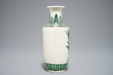 Een Chinees verte biscuit rouleau vaasje, Kangxi of later