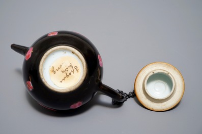 Een kleine Chinese famille rose theepot met zwarte fondkleur, Yongzheng/Qianlong