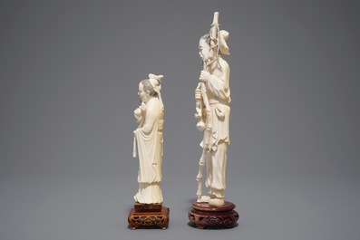 Deux figures d'hommes en ivoire sculpt&eacute; sor socles en bois, Chine, 19/20&egrave;me
