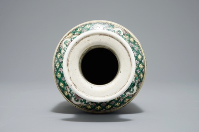 Een Chinees verte biscuit rouleau vaasje, Kangxi of later