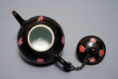 Een kleine Chinese famille rose theepot met zwarte fondkleur, Yongzheng/Qianlong