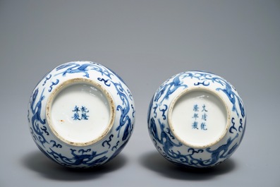 Deux vases de forme bouteille en porcelaine de Chine bleu et blanc, marque de Guangxu, 19/20&egrave;me