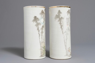 Een paar Chinese qianjiang cai hoedensteunen met landschapsdecor, 19/20e eeuw