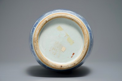 Un vase en porcelaine de Chine bleu et blanc aux fleurs de prunus, 19&egrave;me